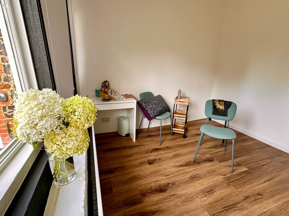 𝐀𝐫𝐞 𝐲𝐨𝐮 𝐥𝐨𝐨𝐤𝐢𝐧𝐠 𝐟𝐨𝐫 𝐚 𝐩𝐞𝐚𝐜𝐞𝐟𝐮𝐥 𝐫𝐨𝐨𝐦 𝐭𝐨 𝐡𝐢𝐫𝐞?